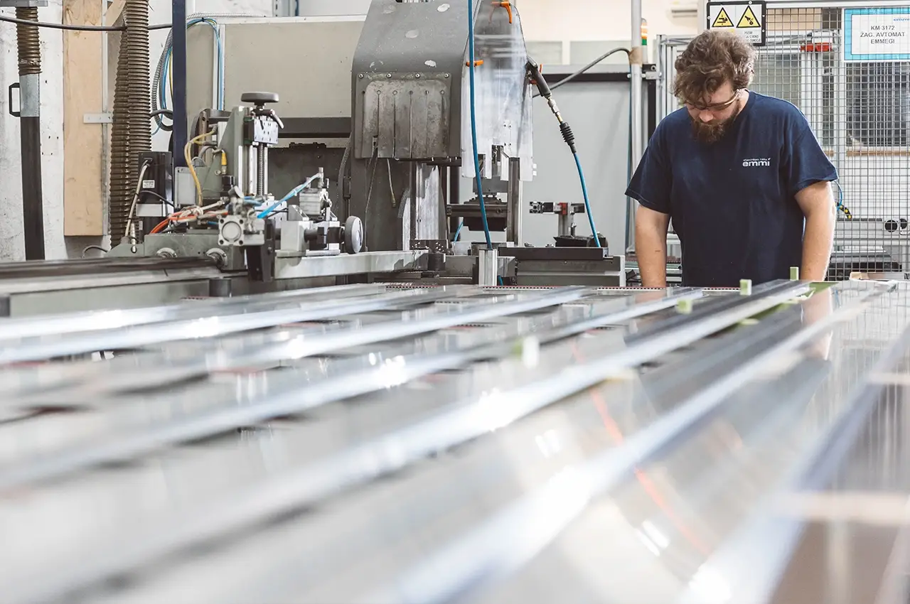Mitarbeiter bei der maschinellen Bearbeitung von Aluminiumprofilen