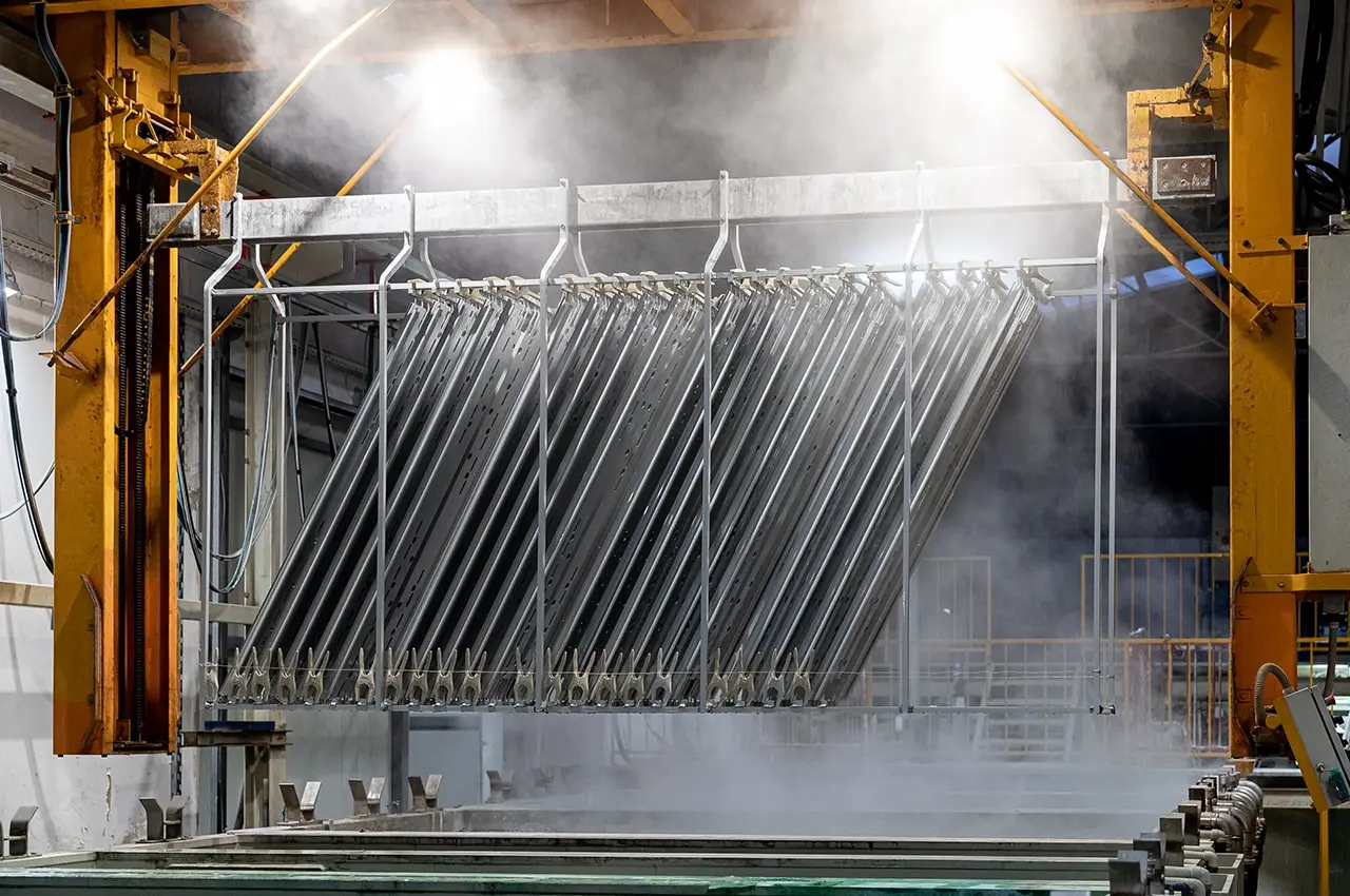 Aluminiumprofile während der Oberflächenbehandlung in einem Prozessbad