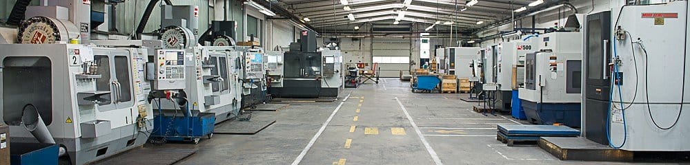 Reihe von CNC-Bearbeitungszentren in der Produktionshalle