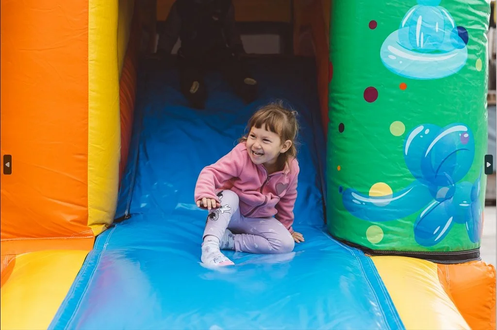 Drsenje_po_napihljivem_gradu_je_takooo_zabavno._