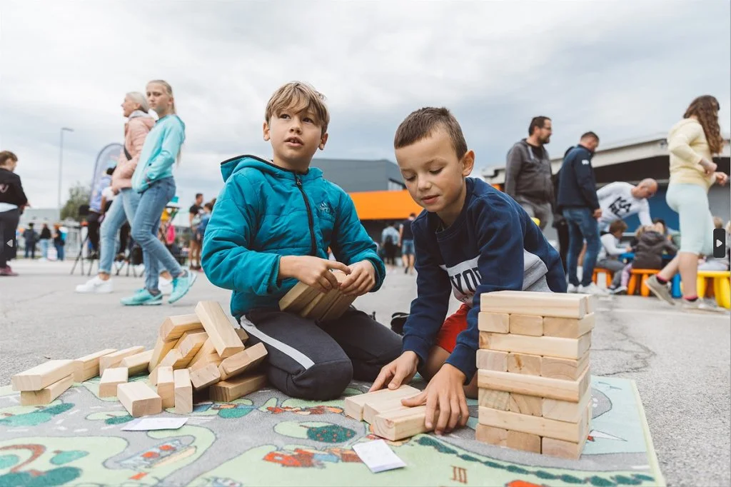 Oblikujemo__gradimo_in_se_dru__imo._