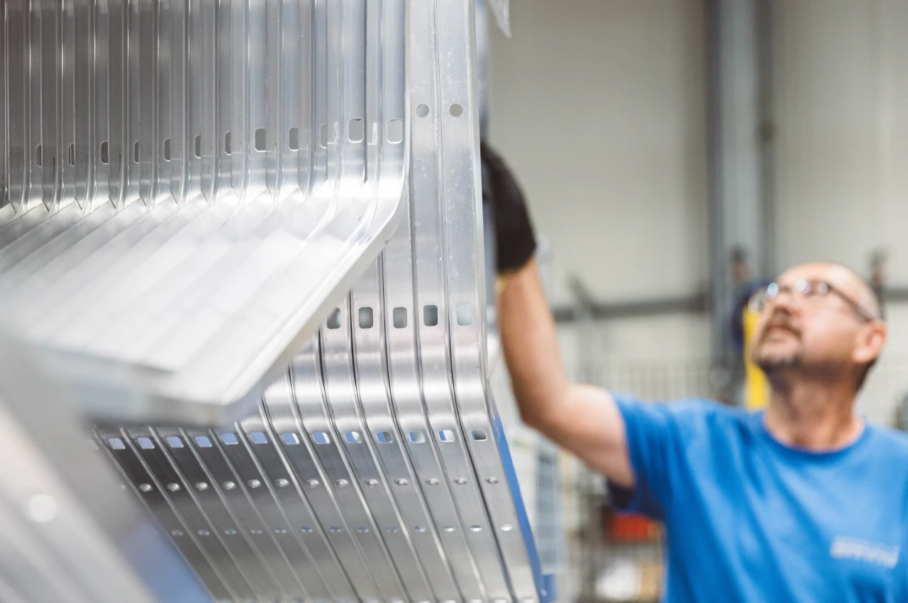 Prüfung bearbeiteter gebogener Aluminiumbauteile