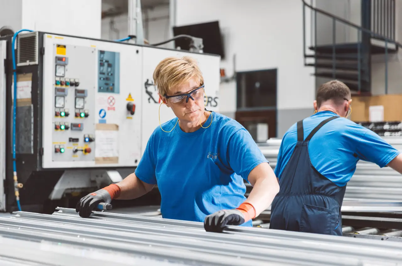 Mitarbeiterin bei der Arbeit mit Aluminiumprofilen