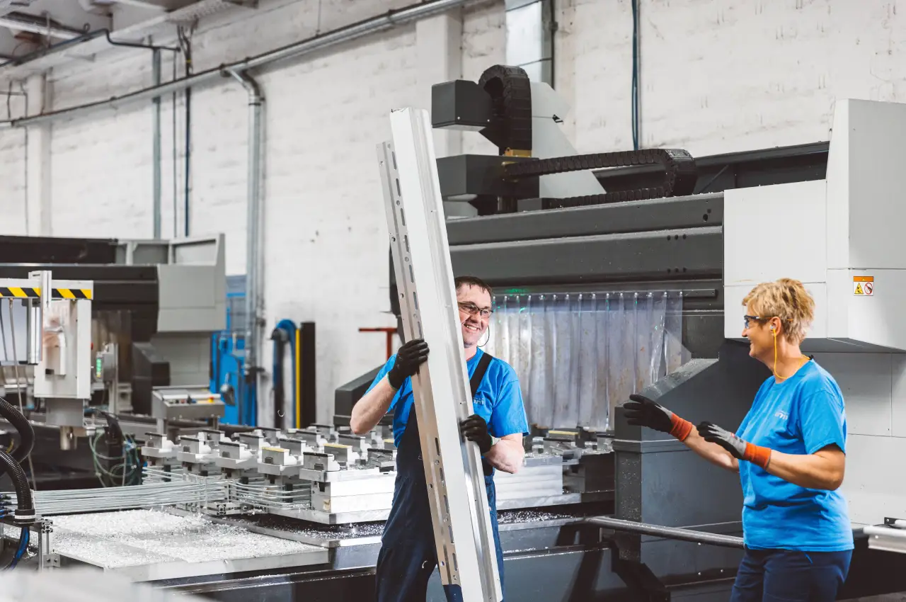 Mitarbeiter bei der Vorbereitung von Aluminiumprofilen