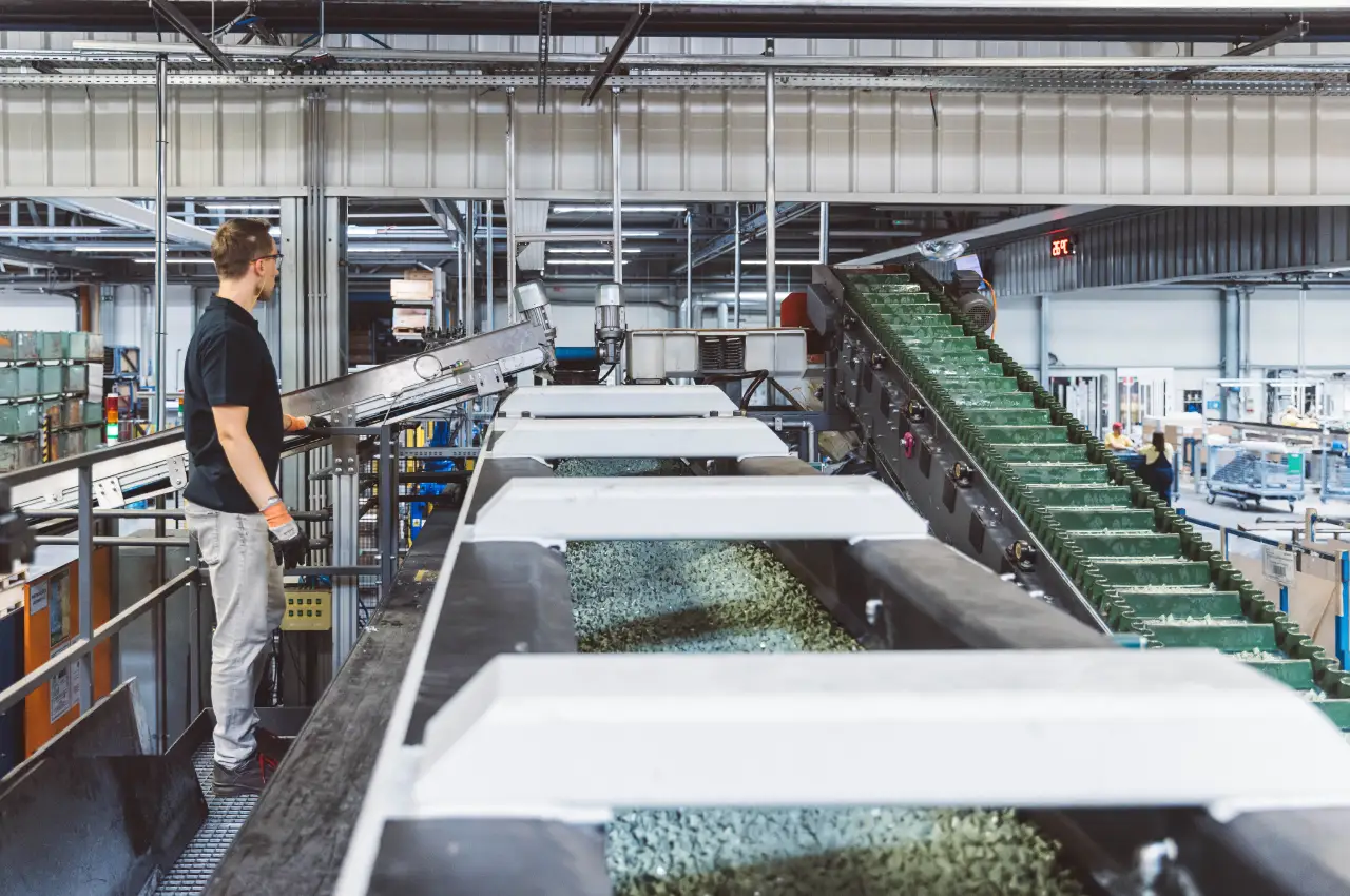 Mitarbeiter an einer Bearbeitungslinie für Aluminiumprofile
