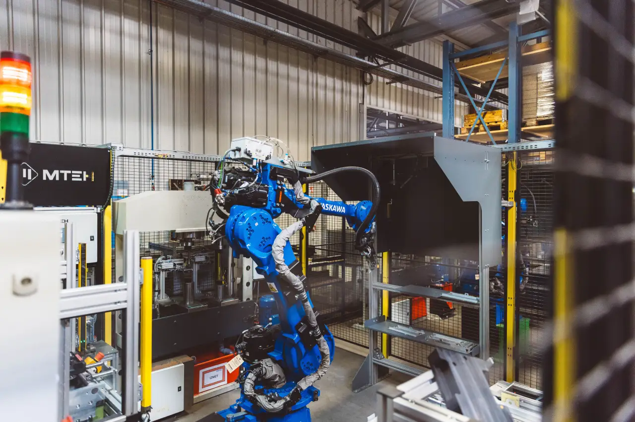 Industrieroboter bei der automatisierten Aluminiumbearbeitung